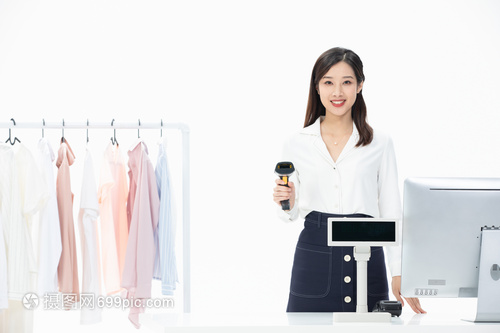 鏡頭下的高效 服裝店收銀員與掃描槍的攝影服務(wù)新場(chǎng)景